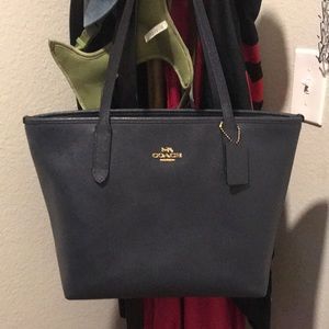 Gently used Coach Tote. Used. No major damage.